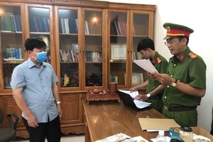 Đại diện Cơ quan công an tỉnh Cà Mau đọc lệnh bắt tạm giam ông Đặng Hải Đăng, Giám đốc Trung tâm Kiểm soát bệnh tật (CDC) Cà Mau. (Nguồn: cand.com.vn).