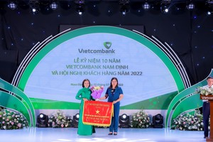 Thay mặt UBND tỉnh Nam Định, bà Hà Lan Anh - Phó Chủ tịch UBND tỉnh tặng Cờ “Đơn vị dẫn đầu phong trào thi đua” cho Vietcombank Nam Định.
