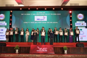 Đại diện MB Ageas Life nhận kỷ niệm chương tại Lễ Công bố và vinh danh Top 10 Công ty Kl99kl phiên bản hoạt động Nhân thọ uy tín năm 2022.