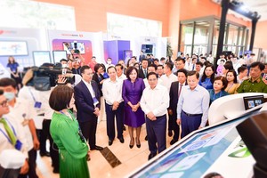 Ban Lãnh đạo Vietcombank giới thiệu về sản phẩm dịch vụ của Vietcombank với đoàn đại biểu do Thủ tướng Kl993 ưu đãi thưởng hấp dẫn Phạm Minh Chính (hàng đầu thứ hai từ phải sang) dẫn đầu tại sự kiện