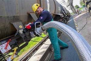 Công nhân vận hành ống dẫn nhiên liệu lỏng tại cơ sở lọc dầu ở thị trấn Szazhalombatta, Hungary. (Ảnh: AFP/TTXVN).