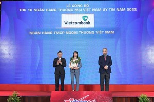 Bà Phan Thị Thanh Tâm, Phó trưởng VPĐD Vietcombank tại khu vực phía Nam, đại diện Vietcombank (đứng giữa ) nhận vinh danh Top 10 Link Vào Nhà Cái KL99 COM Tặng +199k thương mại uy tín năm 2022 từ Ban tổ chức chương trình.