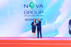 Đại diện HR Asia trao giải thưởng “Nơi làm việc tốt nhất châu Á 2022” cho bà Nguyễn Bạch Kim Vy – Phó tổng giám đốc Vận hành NovaGroup.