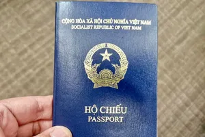 Hộ chiếu mẫu mới của Việt Nam được cấp từ ngày 1/7/2022 (Ảnh: Tiến Tuấn).