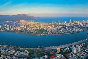 TP. Đà Nẵng đang quyết liệt triển khai công tác xây dựng Quy hoạch TP. Đà Nẵng thời kỳ 2021 - 2030, tầm nhìn đến năm 2050 với những định hướng lớn về phát triển Kl99kl ưu đãi độc quyền, dịch vụ logistics. Ảnh Huỳnh Văn Truyền.