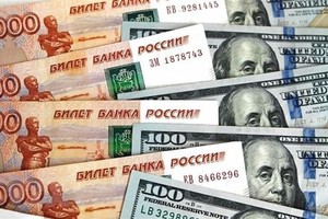 Đồng ruble Nga (bên trái) và đồng đôla Mỹ. (Ảnh: Sputnik/TTXVN).