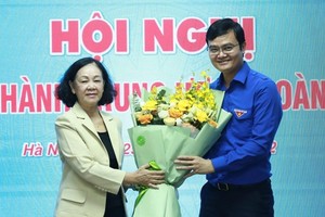 Trưởng Ban Tổ chức Trung ương Trương Thị Mai tặng hoa chúc mừng Tân Bí thư thứ nhất Trung ương Đoàn Bùi Quang Huy. Ảnh: Đoàn TNCS Hồ Chí Minh