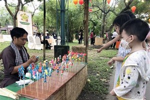 Tò he - đồ chơi dân gian trẻ em thu hút các du khách nhỏ tuổi đến Khu du lịch Văn Thánh, quận Bình Thạnh, Thành phố Hồ Chí Minh. (Ảnh: Mỹ Phương/TTXVN).