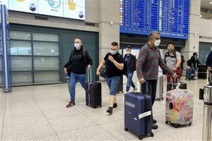 Khách nước ngoài nhập cảnh Hàn Quốc tại Sân bay Quốc tế Incheon. (Ảnh: Anh Nguyên/TTXVN)