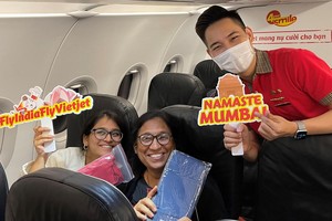 Du khách Ấn Độ trên chuyến bay Vietjet kết nối giữa Việt Nam và Ấn Độ (ảnh: Ánh Dương)