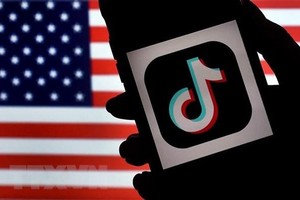 Biểu tượng của TikTok trên màn hình điện thoại. (Ảnh: AFP/TTXVN)