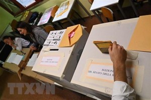 Cử tri bỏ phiếu trong cuộc tổng tuyển cử sớm tại Rome, Italy ngày 25/9/2022. (Ảnh: AFP/TTXVN).
