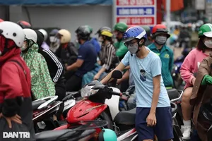 Nguồn cung KL99 dịch vụ hỗ trợ 24/7 đang bị đặt dấu hỏi, trong khi cơ quan quản lý luôn khẳng định đủ hàng bán (Ảnh: Trần Đạt).