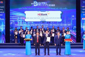 Ông Nguyễn Đức Dũng- Phó Giám đốc Trung tâm Chuyển đổi số HDBank (DTC)- đại diện HDBank - nhận Giải.
