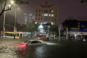 Nhiều phương tiện ô tô đang "bơi" trong biển nước lụt vào đêm 14/10/2022 tại Đà Nẵng. Ảnh: T.X.