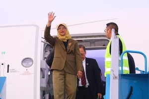 Tổng thống Singapore Halimah Yacob đến Sân bay Quốc tế Nội Bài, Hà Nội. (Ảnh: Văn Điệp/TTXVN).