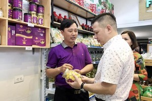 Người tiêu dùng mua sản phẩm OCOP tại quận Hai Bà Trưng.