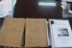 Nhiều tài liệu liên quan đến vụ án vi phạm quy định về Kl99 nổ hũ gây hậu quả nghiêm trọng xảy ra tại Bệnh viện Đa khoa tỉnh Đồng Nai, Công ty cổ phần Tiến bộ Quốc tế (AIC) và các đơn vị liên quan bị lực lượng chức năng thu giữ. (Ảnh: Phạm Kiên/TTXVN)