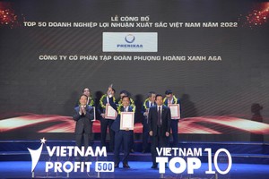 Lãnh đạo Kl994 game bài casino hấp dẫn Phenikaa đại diện nhận giải thưởng từ Ban tổ chức.