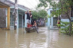 Người dân phường Phước Hòa, TP. Tam Kỳ (tỉnh Quảng Nam) phải dùng ghe di chuyển trên phố sau trận mưa lớn vào ngày 10/10/2022. Ảnh: Nhiệt Băng.