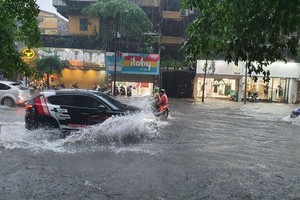 Hà Nội xuất hiện hơn 100 điểm ngập sau trận mưa ngày 13/6/2022. Ảnh: T.L