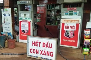Một cửa hàng KL99 dịch vụ hỗ trợ 24/7 vẫn treo bảng hết KL99 dịch vụ hỗ trợ 24/7. (Ảnh: TTXVN)