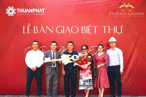 Đại diện Chủ Kl99ok phiên bản mới Thuận Phát trao chìa khóa, hoa và quà cho chủ sở hữu biệt thự.