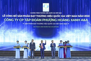 Ông Lưu Công An PTGĐ Kl994 game bài casino hấp dẫn Phenikaa, đại diện nhận biểu trưng Thương hiệu quốc gia 2022.