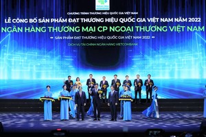 Thủ tướng Kl993 ưu đãi thưởng hấp dẫn Phạm Minh Chính (hàng đầu thứ 3 từ trái sang) trao Biểu trưng và đ/c Nguyễn Hồng Diên - Bộ trưởng Bộ Công thương, Chủ tịch Hội đồng Thương hiệu quốc gia Việt Nam (hàng đầu thứ 2 từ phải sang) tặng hoa cho đ/c Phạm Mạnh Thắng - Phó Tổng Giám đốc Vietcombank.