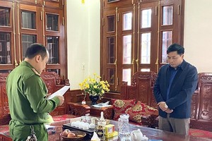 Tống đạt các Quyết định khởi tố vụ án, cấm đi khỏi nơi cư trú đối với ông Nguyễn Ích Chánh.