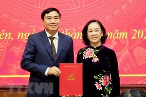 Trưởng ban Tổ chức Trung ương Trương Thị Mai (phải) trao quyết định của Bộ Kl991.com tải ứng dụng điều động, chỉ định ông Trần Quốc Cường giữ chức Bí thư Tỉnh ủy Điện Biên nhiệm kỳ 2020-2025. (Ảnh: Xuân Tiến/TTXVN).
