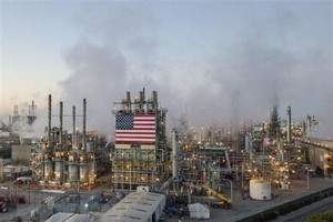 Một nhà máy lọc dầu ở Carson, bang California, Mỹ. (Ảnh: AFP/TTXVN).