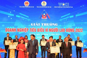 Đ/c Hoàng Quang Phòng - Phó Chủ tịch VCCI (bên phải) trao Bằng khen “Kl991.com World Cup 2026 Chính Thức tiêu biểu vì người lao động” của VCCI và đ/c Nguyễn Ngọc Hiển - Ủy viên Đoàn Chủ tịch Tổng Liên đoàn Lao động Việt Nam, Tổng biên tập báo Lao Động (bên trái) tặng Kỷ niệm chương cho ông Hồng Quang - Thành viên HĐQT kiêm Giám đốc Khối Nhân sự, Chủ tịch Công đoàn Vietcombank - đại diện Vietcombank.