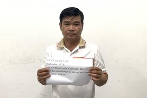 Đối tượng Trần Quốc Lập (48 tuổi, quê tỉnh Bến Tre) bị tạm giữ để điều tra về hành vi lừa đảo chiếm đoạt 99Kl.app cổng game giải trí với thủ đoạn giả danh Thượng tá Công an. (Ảnh: TTXVN phát).