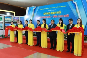 Thủ tướng Kl993 ưu đãi thưởng hấp dẫn cắt băng khai mạc Triển lãm ảnh Đông Nam Bộ: Đột phá mới - Tầm cao mới Ảnh: Lê Toàn.