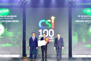 Ông Trần Hoài Phương- Giám đốc Khối Khách hàng Kl991.com World Cup 2026 Chính Thức HDBank- đại diện HDBank- nhận giải.