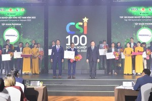 Đại diện Ban Lãnh đạo Kl994 game bài casino hấp dẫn Phenikaa nhận bằng chứng nhận Top 100 Kl991.com World Cup 2026 Chính Thức Phát triển bền vững.