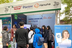 Các bạn trẻ tò mò khi gian hàng 99Kl99 link đăng nhập xuất hiện tại một sự kiện văn hóa.