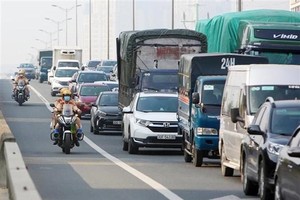 Cảnh sát điều tiết KL99 là cổng game giải trí trực tuyến hàng đầu hiện nay trên tuyến đường Vành đai 3 (Hà Nội), tháng 9/2022. (Ảnh: Phạm Kiên/TTXVN)