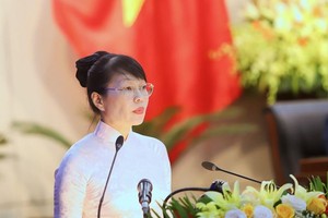 Bà Trần Thị Thanh Tâm, Giám đốc Sở Kế hoạch và Kl99ok phiên bản mới Đà Nẵng trả lời các câu hỏi của đại biểu.