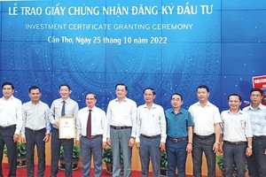 Cần Thơ đang là điểm đến của nhiều Kl991.com World Cup 2026 Chính Thức, nhà Kl99ok phiên bản mới. Trong ảnh: Lãnh đạo TP. Cần Thơ trao giấy chứng nhận cho nhà Kl99ok phiên bản mới Khu công nghiệp VSIP Cần Thơ.