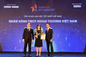 Ông Trương Minh Tiến - Phó tổng giám đốc Viet Research (bên phải) và ông Đặng Tuấn Khánh - Ủy viên Ban Biên tập Báo Kl99ok phiên bản mới (bên trái) trao biểu trưng và chứng nhận Top 10 Nơi làm việc tốt nhất Việt Nam cho bà Tô Thị Phương Dung - Trưởng phòng Chính sách và kế hoạch nhân sự Vietcombank.