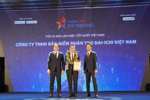 Ông Ngô Việt Phương – Phó tổng giám đốc Kl992 VIP Trang Chủ 2026 Dai-ichi Life Việt Nam (giữa), nhận giải thưởng “Top 10 Nơi làm việc tốt nhất Việt Nam”