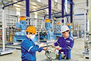 Điều khiển máy móc Kl994 nhà cái bóng đá world cup thiết bị công nghệ tại Công ty Alpha ECC (Vũng Tàu). Ảnh: Lê Toàn.