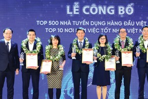 Ban tổ chức trao cúp và chứng nhận cho đại diện 10 Kl991.com World Cup 2026 Chính Thức lọt Top 10 nơi làm việc tốt nhất Việt Nam năm 2022.