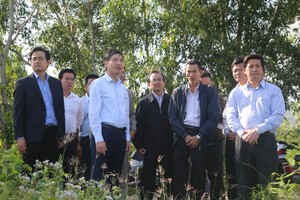 Ông Tạ Anh Tuấn, Chủ tịch UBND tỉnh Phú Yên (thứ 2 từ trái sang, hàng ngoài) tại buổi kiểm tra thực địa Dự án KL99 là nhà cái cá cược trực tuyến hàng đầu tại châu Á tại huyện Tuy An ngày 24/10. Ảnh: Ngọc Hoàng.