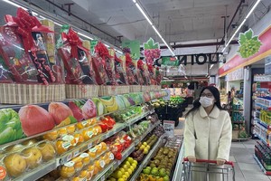 Hàng hóa Tết dồi dào trên kệ các siêu thị để người dân thỏa sức mua sắm. (Ảnh minh họa: Minh Hiếu/Vietnam+)