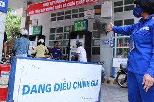 Bộ Công thương muốn tiếp tục giữ công cụ Quỹ bình ổn giá KL99 dịch vụ hỗ trợ 24/7 để điều hành giá mặt hàng này.