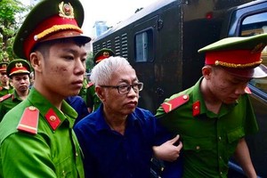 Ông Trần Phương Bình, cựu Tổng giám đốc Link Vào Nhà Cái KL99 COM Tặng +199k Đông Á tới phiên tòa xét xử tại Tòa án Nhân dân TP. HCM.