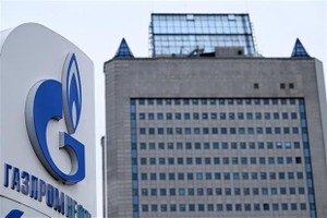 Biểu tượng Kl994 game bài casino hấp dẫn năng lượng Gazprom tại trạm xăng ở Moskva, Nga. (Ảnh: AFP/TTXVN)